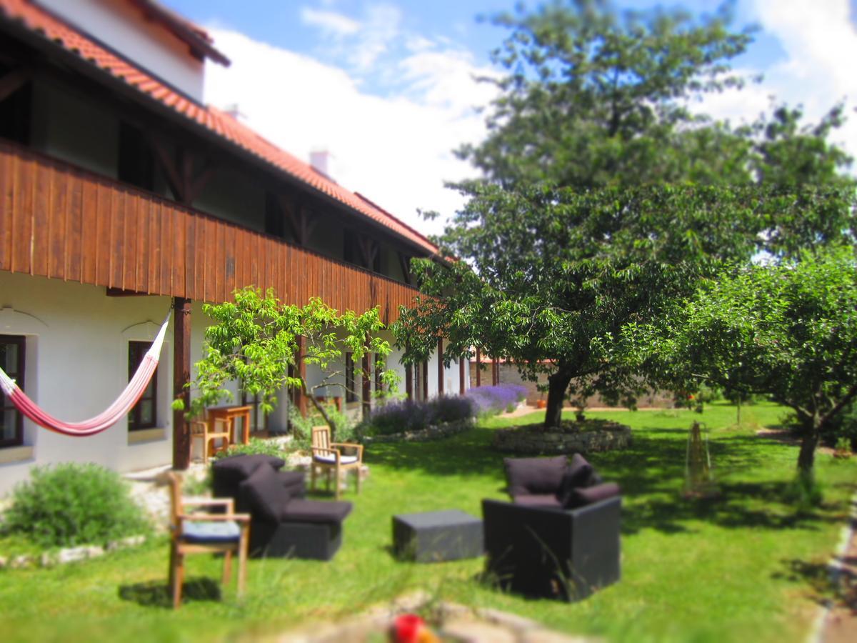 Luže 鸽舍壮丽女王旅馆酒店 外观 照片