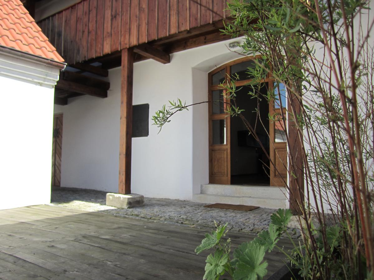 Luže 鸽舍壮丽女王旅馆酒店 外观 照片